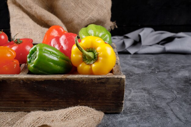 Poivrons de couleur fraîche dans le bac.