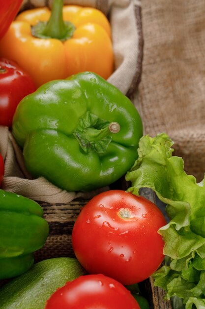 Poivrons de couleur avec des tomates et de la verdure.