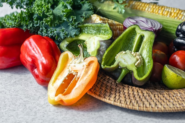 Photo gratuite des poivrons en gros plan sur la table de la cuisine