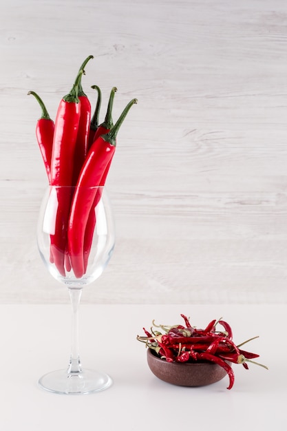 poivrons rouges dans le verre de piment rouge chaud dans un bol en céramique