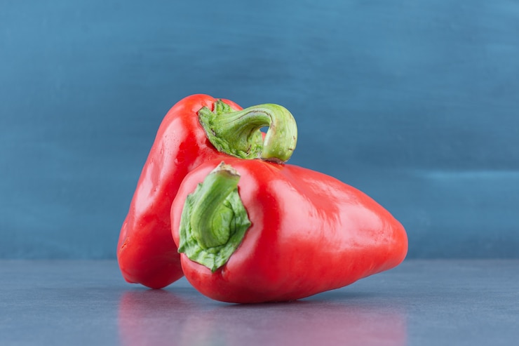 Photo gratuit poivrons rouges frais sur marbre.