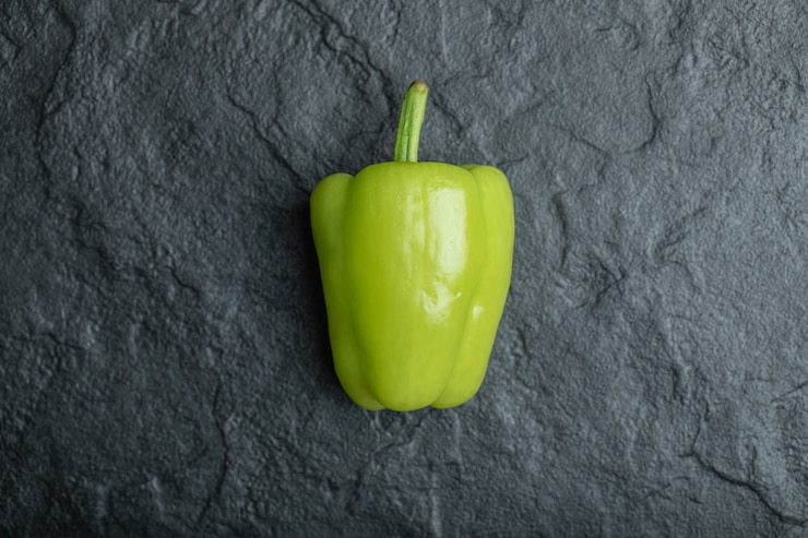 Photo gratuit poivrons verts frais sur fond noir.