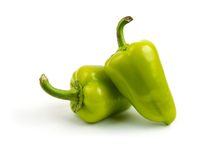 Photo gratuit poivrons verts isolés sur blanc.