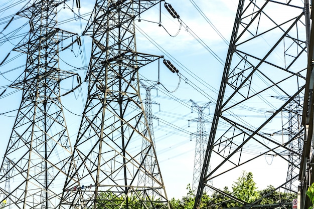 Pôle électrique à haute tension et ciel