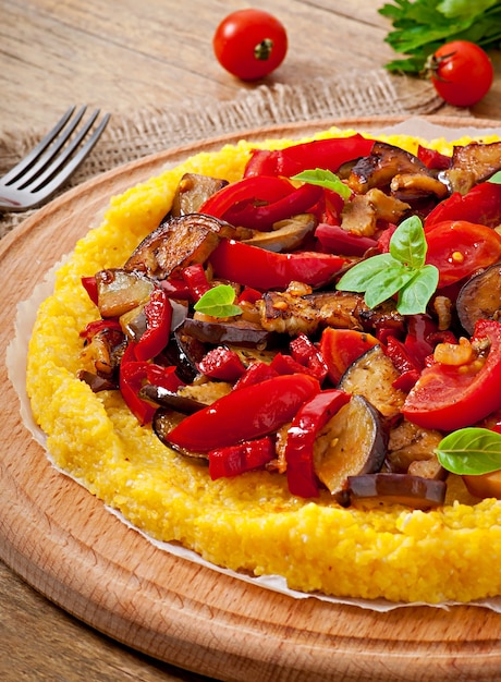 Photo gratuite polenta aux légumes - pizza aux grains de maïs avec tomate et aubergine