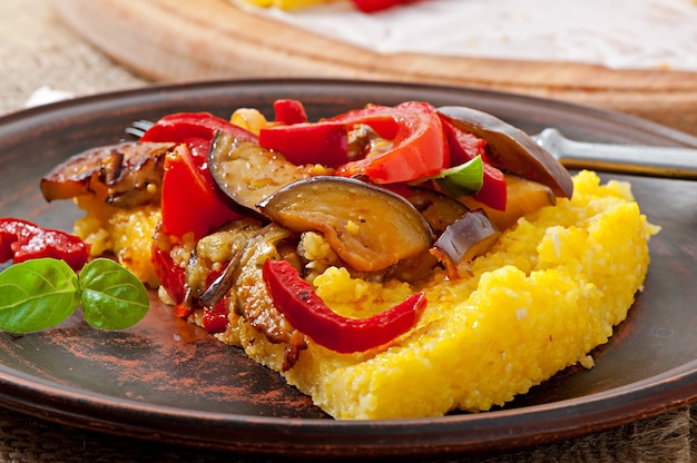 Polenta aux légumes - pizza aux grains de maïs avec tomate et aubergine