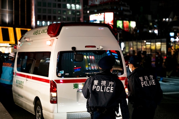 Photo gratuite policiers dans la rue du japon