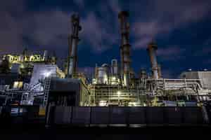 Photo gratuite pollution de l'environnement et extérieur de l'usine la nuit
