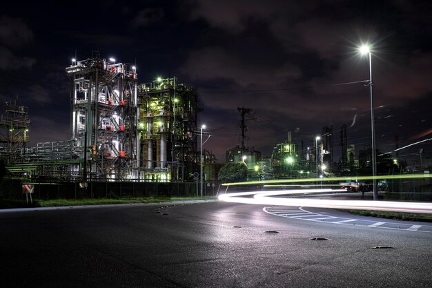 Pollution de l'environnement et extérieur de l'usine la nuit