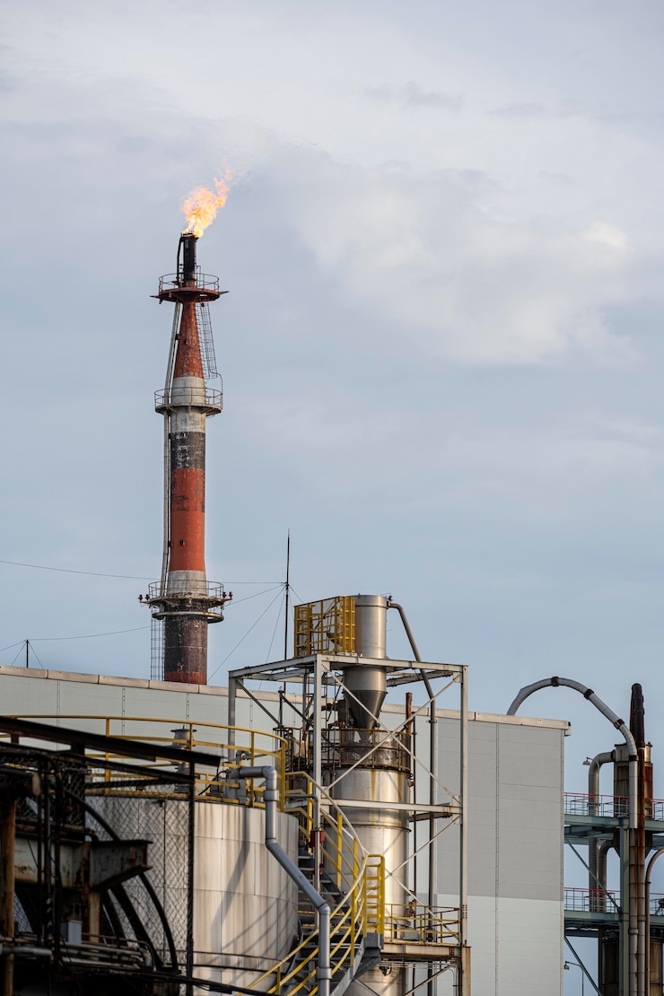 Photo gratuit pollution et extérieur de l'industrie à la lumière du jour