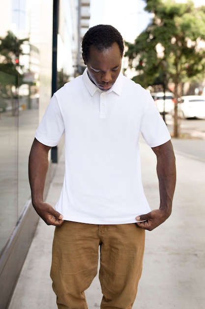 Photo gratuite polo blanc vêtements décontractés pour hommes vêtements pour hommes