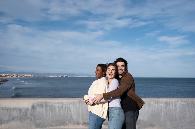 Photo gratuite les polyamoureux passent du temps ensemble