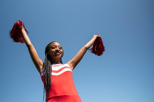 Photo gratuite pom-pom girl heureuse de coup moyen