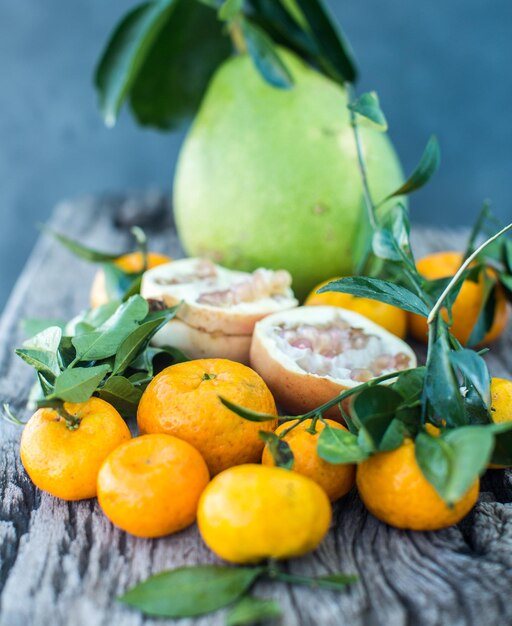 Pomelo grenade et mandarine sur une table en bois