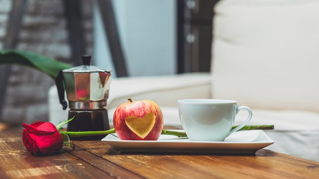 Pomme, découper, forme coeur, sur, table