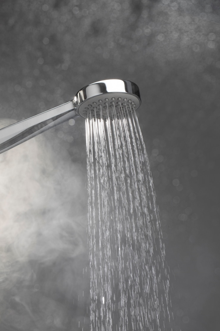 Photo gratuit pomme de douche avec eau chaude