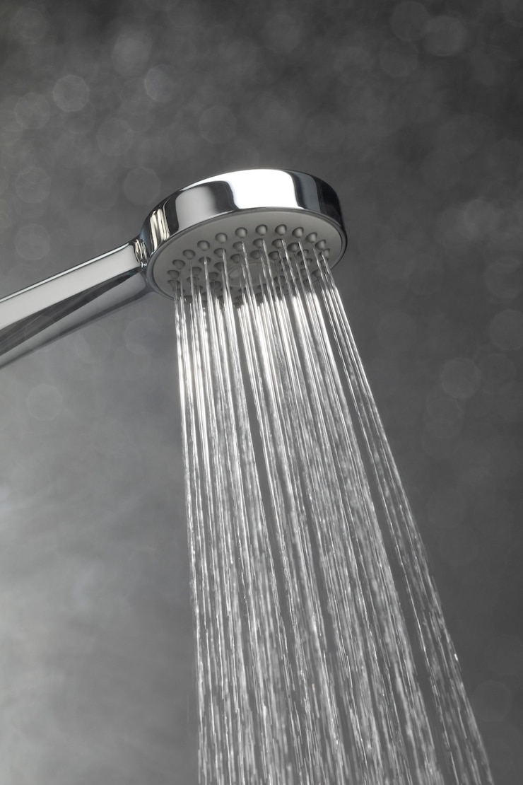 Photo gratuit pomme de douche avec eau chaude