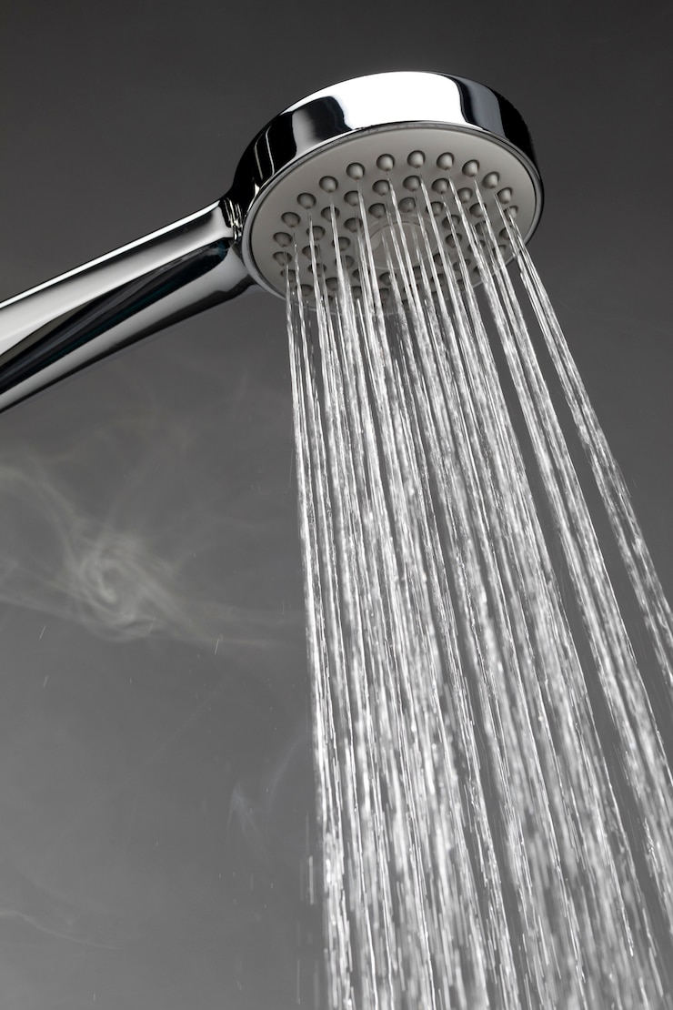 Photo gratuit pomme de douche avec eau chaude
