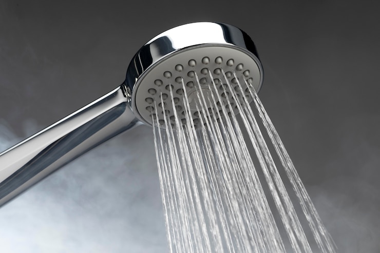 Photo gratuit pomme de douche avec eau chaude
