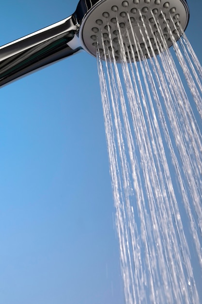 Photo gratuite pomme de douche avec eau chaude