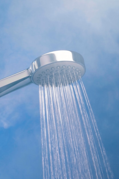 Photo gratuite pomme de douche avec eau chaude