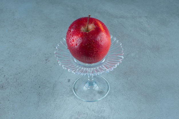 Pomme Fraîche Sur Un Socle En Verre , Sur Fond De Marbre. Photo De Haute Qualité