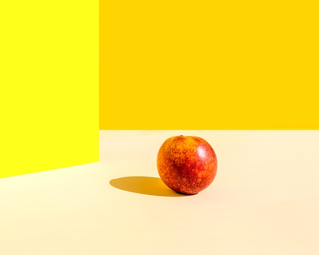 Pomme minimaliste avec ombre