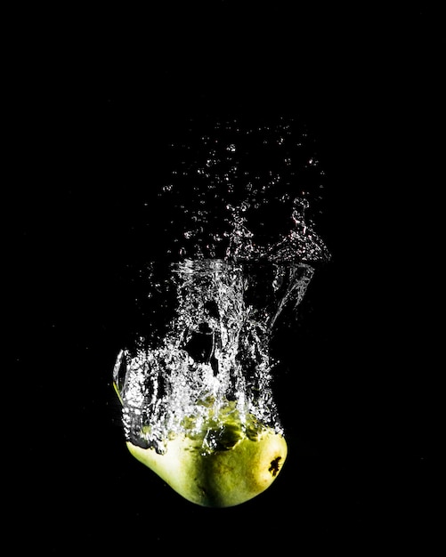 Pomme plongeant dans l&#39;eau