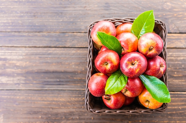 Pomme rouge dans le panier