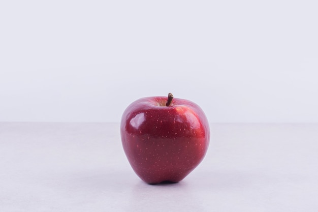 Pomme rouge fraîche isolée.