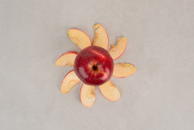 Pomme rouge hachée avec des tranches.