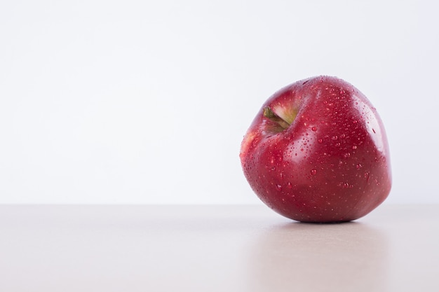 Une pomme rouge.