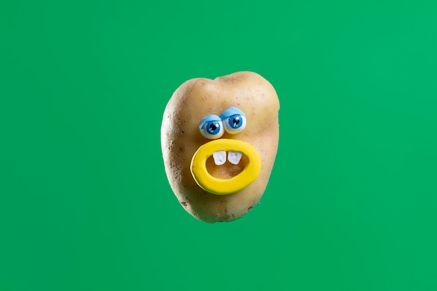 Photo gratuite pomme de terre drôle avec autocollant mignon