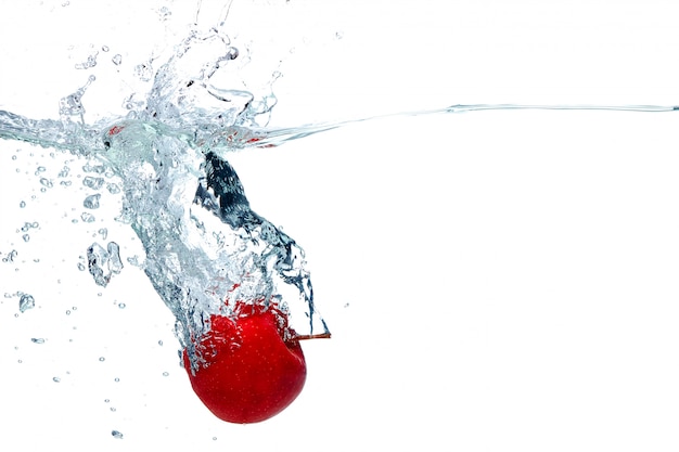 Photo gratuite la pomme tombe profondément sous l'eau