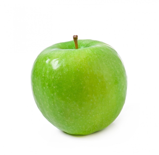 Pomme verte isolée sur blanc