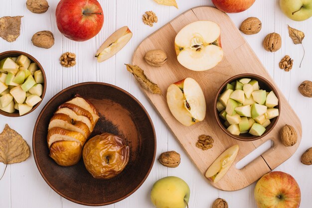 Pommes assorties près des noix et des feuilles