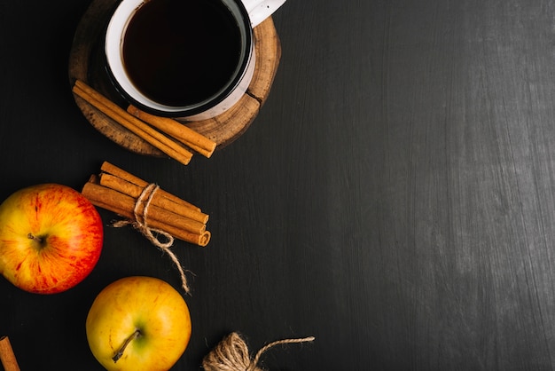 Photo gratuite pommes et cannelle près de la boisson