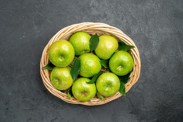 pommes dans le panier les pommes appétissantes avec des feuilles vertes dans le panier