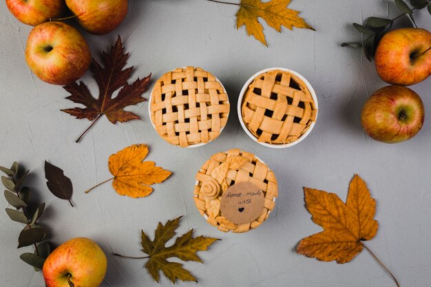 Pommes et feuilles autour des tartes
