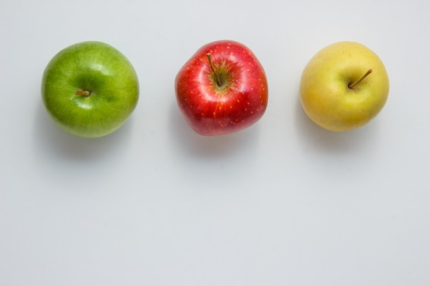 Pommes sur fond blanc. vue de dessus. espace pour le texte