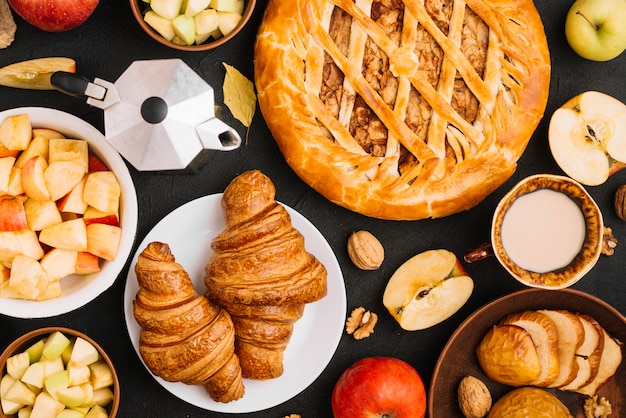 Photo gratuite pommes fraîches au milieu des pâtisseries et des boissons