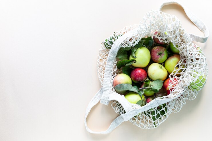 Pommes fraîches dans un filet de sac à provisions. Zéro déchet, pas de concept plastique. Une alimentation saine et détox. Récolte d'automne. Mise à plat, vue de dessus.