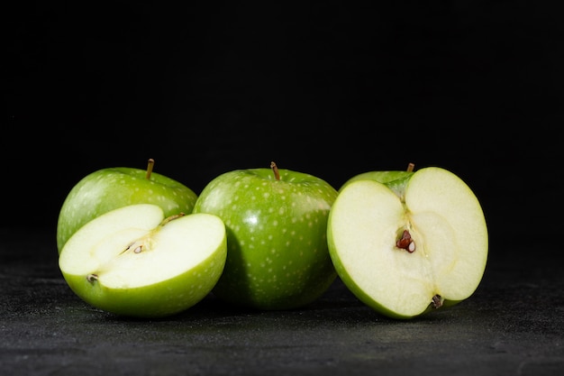 Pommes fraîches plusieurs mûres mûres juteuses demi-coupe isolé sur gris