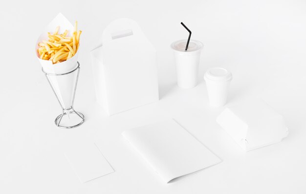 Pommes frites avec emballage de nourriture et gobelet