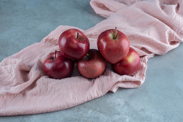 Pommes juteuses rouges isolées sur le.