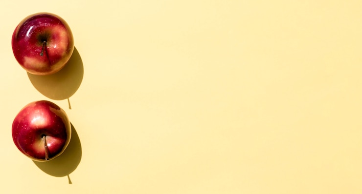 Photo gratuit pommes minimalistes avec espace de copie d'ombre