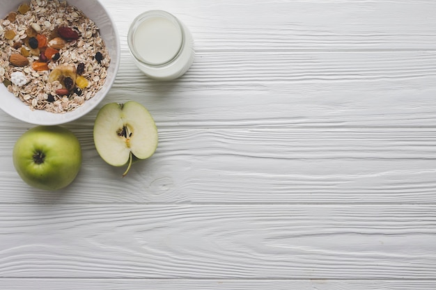 Pommes et muesli pour le petit déjeuner