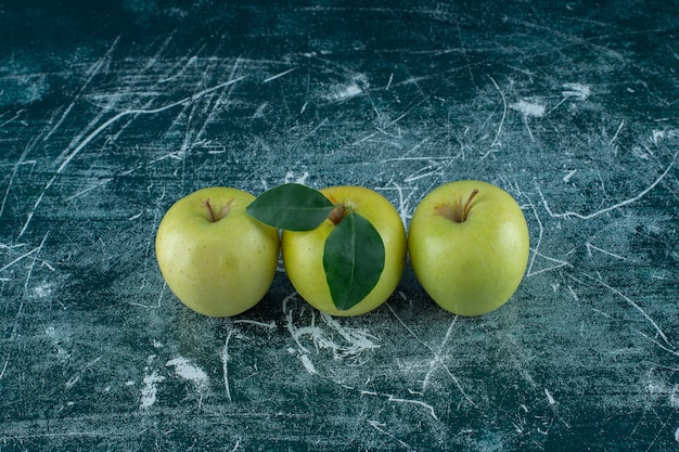 Pommes Mûres Vertes, Sur Le Fond De Marbre. Photo De Haute Qualité