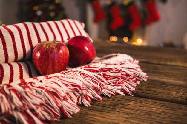 Pommes sur une nappe rouge et blanc