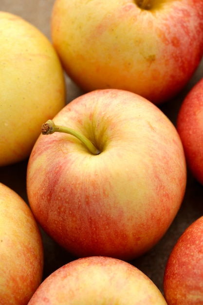 Pommes rouges fraîches sur une table en bois